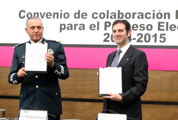 Secretario de la Defensa Nacional Gral. Salvador Cien Fuegos Zepeda y el Consejero Presidente Lorenzo Córdova Vianello.