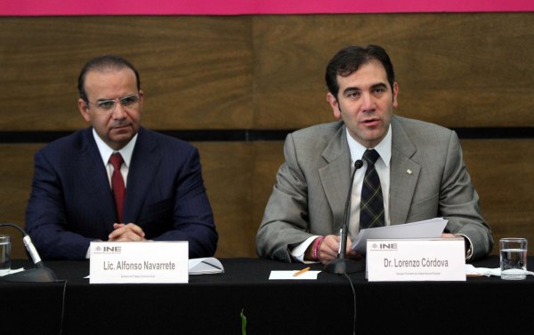 Secretario del Trabajo  Alfonso Navarrete Prida y el Consejero Presidente del INE Lorenzo Córdova Vianello.