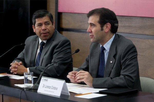 Presidente de El Colegio de la Frontera Norte Tonatiuh Guillen López y el Consejero Presidente del INE Lorenzo Córdova Vianello.