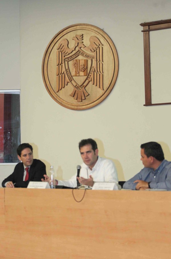 Salvador Romero Ballivian, Consejero Presidente del INE Lorenzo Córdova Vianello, y el Secretario Técnico de la Universidad de Colima Christian J. Torres. 