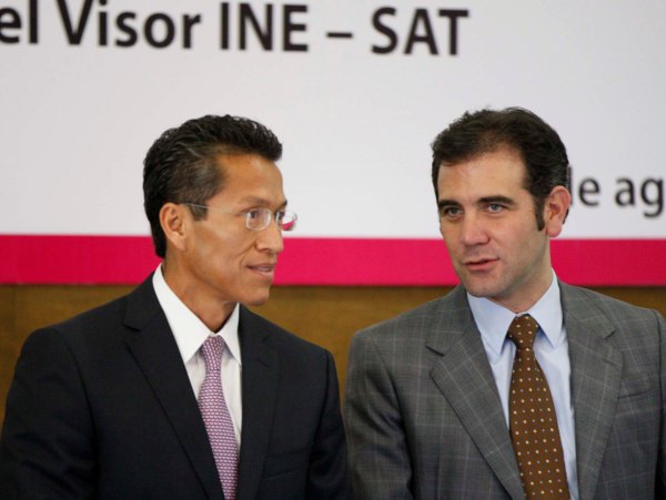 Jefe del Servicio de Administración Tributaria Aristóteles Nuñez y el Consejero Presidente del INE Lorenzo Córdova Vianello.