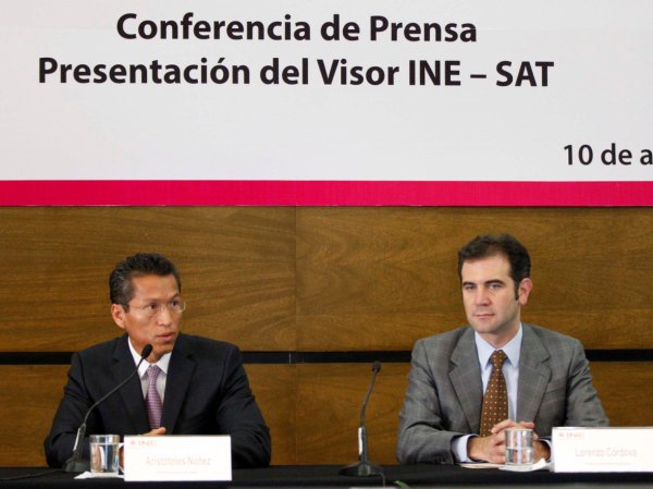Jefe del Servicio de Administración Tributaria Aristóteles Núñez y el Consejero Presidente del INE Lorenzo Córdova Vianello.