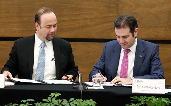 Secretario General Ejecutivo de ANUIES Jaime Valls Esponda y el Consejero Presidente del INE Lorenzo Córdova Vianello.