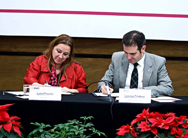 Representante de UNICEF en México Isabel Crowley y el Consejero Presidente del INE Lorenzo Córdova Vianello. 