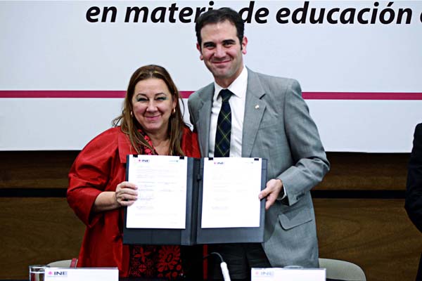 Representante de UNICEF en México Isabel Crowley y el Consejero Presidente del INE Lorenzo Córdova Vianello. 