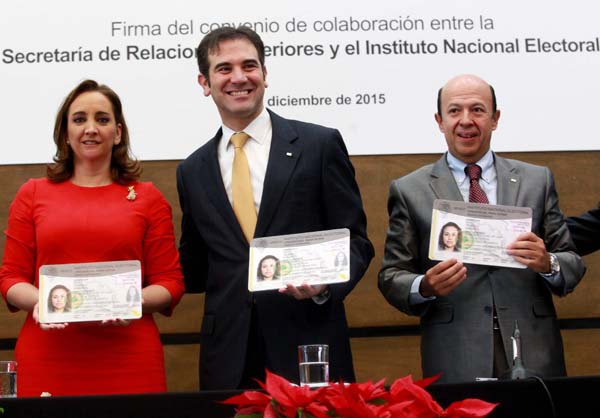 Secretaria de Relaciones Exteriores Claudia Ruíz Massieu, Consejero Presidente del INE Lorenzo Córdova Vianello y el Consejero Electoral Enrique Andrade González.