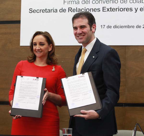Secretaria de Relaciones Exteriores Claudia Ruíz Massieu, Consejero Presidente del INE Lorenzo Córdova Vianello.