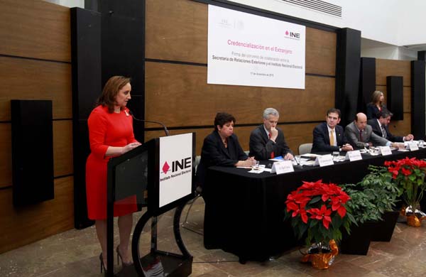 Firma del Convenio de colaboración entre el Instituto Nacional Electoral y la Secretaría de Relaciones Exteriores Claudia Ruíz Massieu.