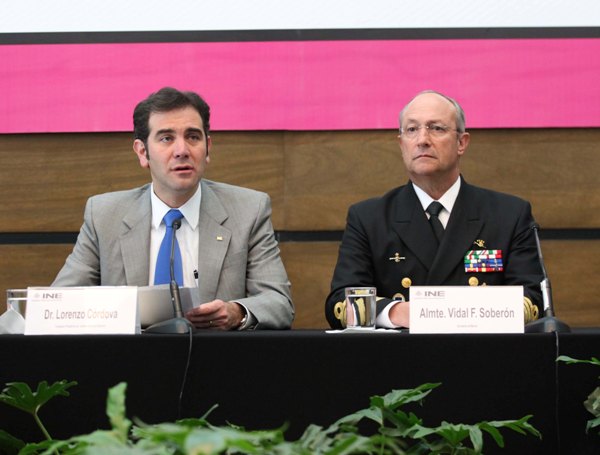 Consejero Presidente del INE Lorenzo Córdova Vianello, Secretario de Marina Almirante Vidal Francisco Soberón Sanz 