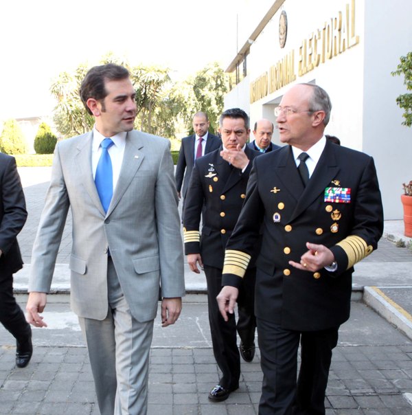 Consejero Presidente del INE Lorenzo Córdova Vianello, y el Secretario de Marina Almirante Vidal Francisco Soberón Sanz en las Instalaciones del Instituto.