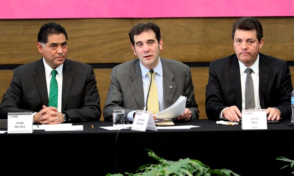 Gobernador del Estado de Durango y Presidente de la CONAGO Jorge Herrera Caldera , Consejero Presidente del INE Lorenzo Córdova Vianello y el Presidente de la APPICEEF Javier Mier Mier. 