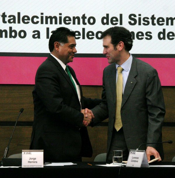 Gobernador del Estado de Durango y Presidente de la CONAGO Jorge Herrera Caldera y el Consejero Presidente del INE Lorenzo Córdova Vianello.