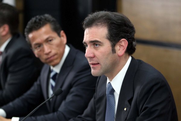 Jefe del Servicio de Administración Tributaria Aristóteles Núñez Sánchez y el Consejero Presidente del INE Lorenzo Córdova Vianello. 