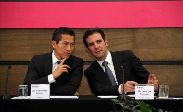 Jefe del Servicio de Administración Tributaria Aristóteles Núñez Sánchez y Consejero Presidente del INE Lorenzo Córdova Vianello.