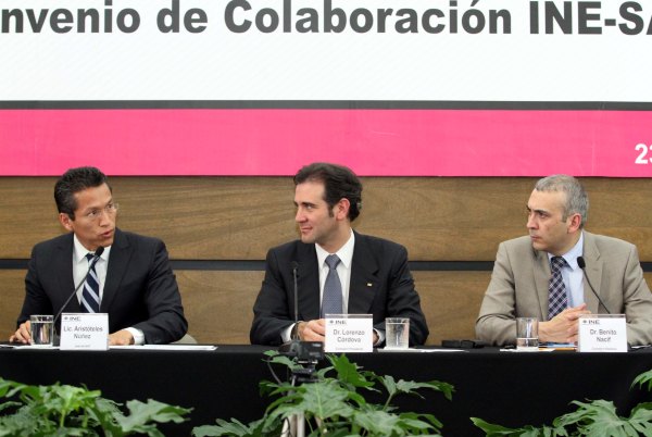 Jefe del Servicio de Administración Tributaria Aristóteles Núñez Sánchez, Consejero Presidente del INE Lorenzo Córdova Vianello y Consejero Electoral Benito Nacif Hernández.