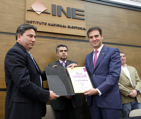 Presidente del IEDF Mario Velázquez Miranda y el Consejero Presidente del INE Lorenzo Córdova Vianello.