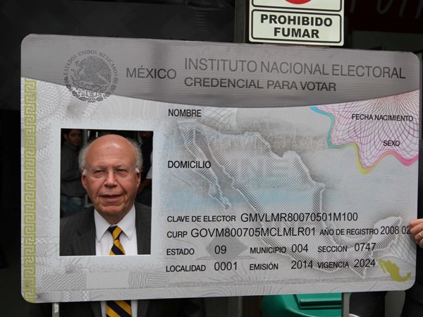Rector de la UNAM José Narro Robles en las instalaciones de la macrosala de prensa del INE.