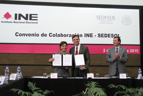 Firman INE y SEDESOL convenio de colaboración para proteger programas sociales. 
