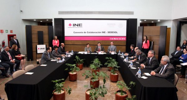 Firman INE y SEDESOL convenio de colaboración para proteger programas sociales.