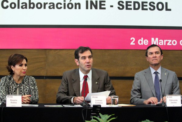 Secretaria de Desarrollo Social Rosario Robles Berlanga, el Consejero Presidente del INE Lorenzo Córdova Vianello y el Secretario Ejecutivo del INE Edmundo Jacobo Molina.