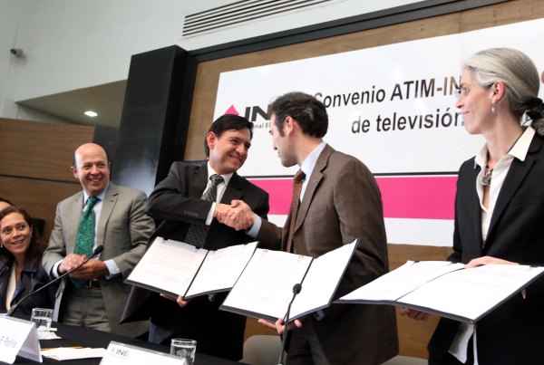 Firma del convenio de colaboración con la ATIM y el INE.