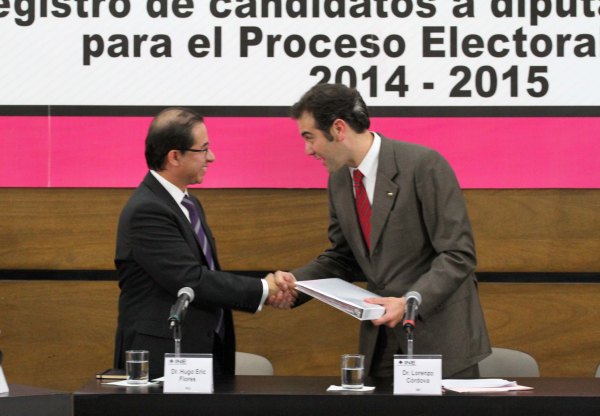 Presidente del Partido Encuentro Social Hugo Eric Flores Cervantes y el Consejero Presidente del INE Lorenzo Córdova Vianello.