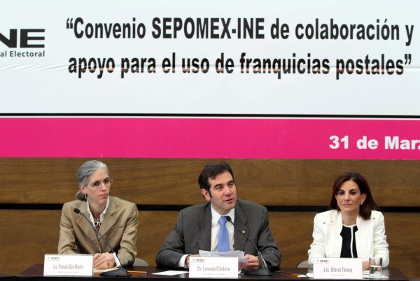 Consejera Electoral Pamela San Martín Ríos y Valles, Consejero Presidente Lorenzo Córdova Vianello,  Directora General de SEPOMEX Elena Tanus Meouchi.