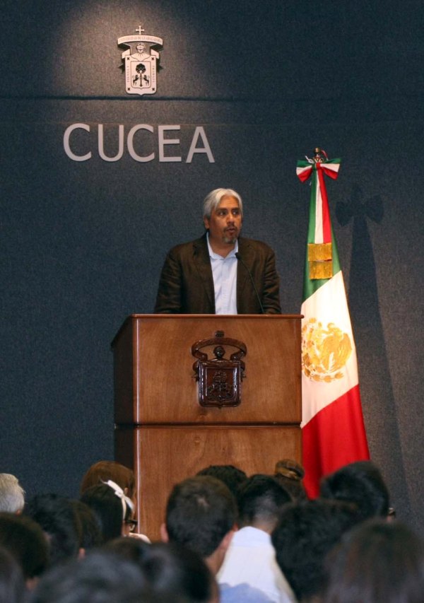 Secretario Académico del CUCEA José Alberto Becerra Santiago. 