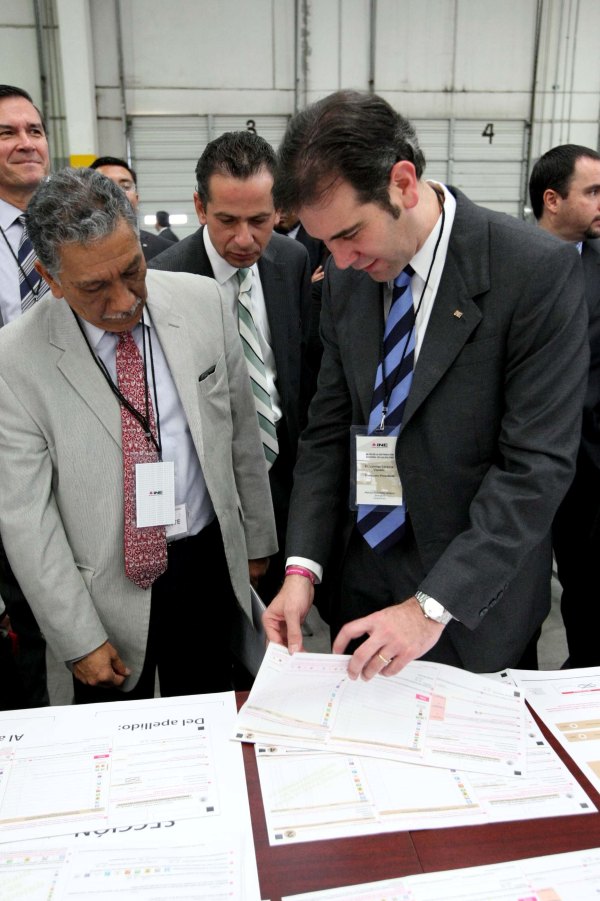 Director de Estadística y Documentación Electoral Gerardo Martínez y el Consejero Presidente Lorenzo Córdova Vianello.