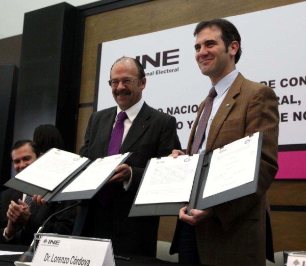 Presidente del Consejo Nacional del Notariado Mexicano A.C. Héctor Guillermo Galeano Inclán, y el Consejero Presidente Lorenzo Córdova Vianello