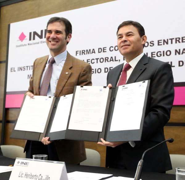 Consejero Presidente del INE Lorenzo Córdova Vianello y el Presidente del Colegio de Notarios del Distrito Federal Heriberto Castillo Villanueva.