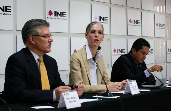 Consejera y Consejero Electorales Arturo Sánchez Gutiérrez, Pamela San Martín Ríos y Valles y el Coordinador de Asuntos Internacionales Manuel Carrillo Poblano.