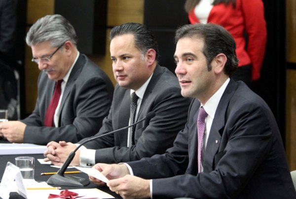 Consejero Electoral Arturo Sánchez Gutiérrez, Titular de la FEPADE Santiago Nieto Castillo y el Consejero Presidente del INE Lorenzo Córdova Vianello.