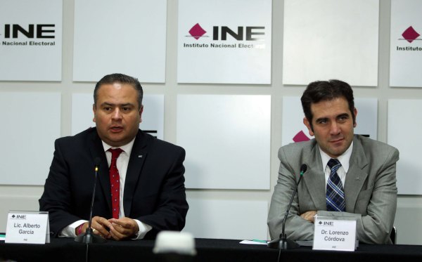 Coordinador Nacional de Comunicación Social Alberto García Sarubbí y el Consejero Presidente del INE Lorenzo Córdova Vianello.