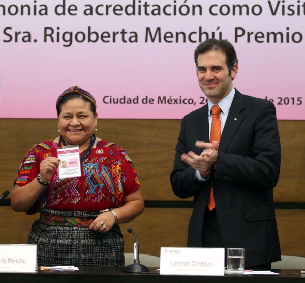 Ganadora del Premio Nobel de la Paz Sra. Rigoberta Menchú Tum y el Consejero Presidente del INE Lorenzo Córdova Vianello.