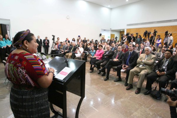 Ceremonia de acreditación como visitante extranjero de la Premio Nobel de la Paz Sra. Rigoberta Menchú Tum.