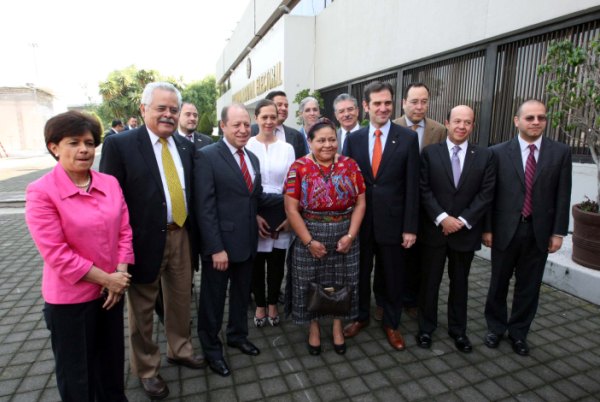 Ganadora del Premio Nobel de la Paz Sra. Rigoberta Menchú Tum con las Consejeras y los Consejeros Electorales en las instalaciones del Instituto.