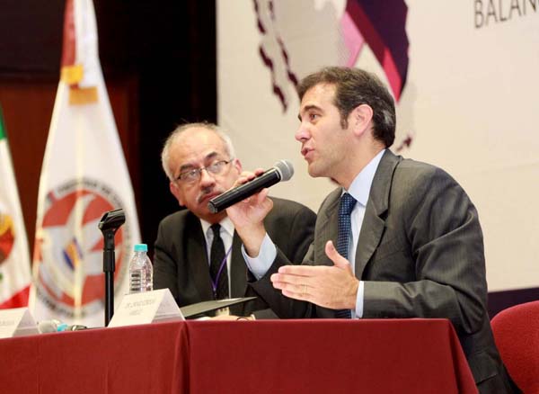 Profesor e Investigador de la UAM Iztapalapa Víctor Alarcón Olguín y el Consejero Presidente del INE  Lorenzo Córdova Vianello.
