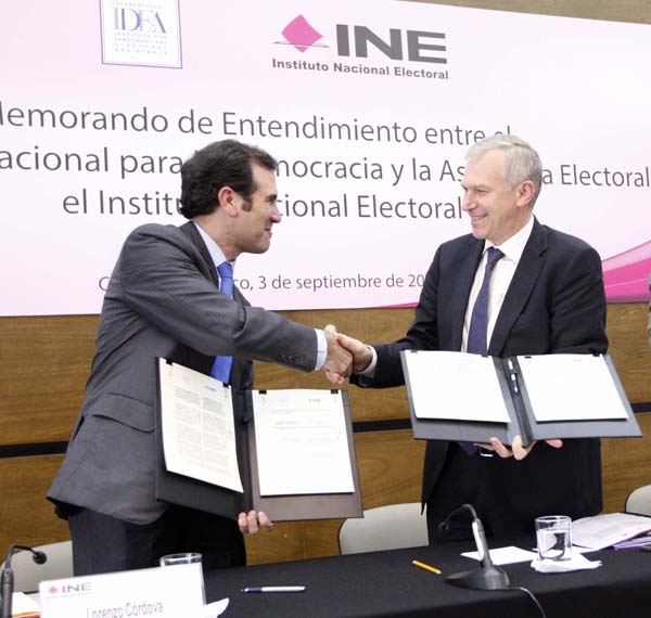 Secretario General de IDEA Internacional Yves Leterme y el Consejero Presidente del INE Lorenzo Córdova Vianello