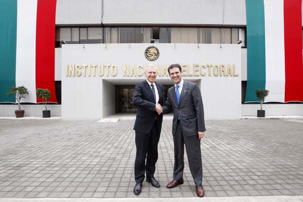 Secretario General de IDEA Internacional Yves Leterme y el Consejero Presidente del INE Lorenzo Córdova Vianello..