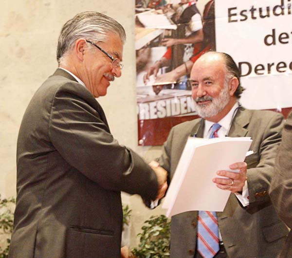 Consejero Electoral INE Arturo Sánchez Gutiérrez y Ex Consejero CMDH Antonio Prida Peón.  