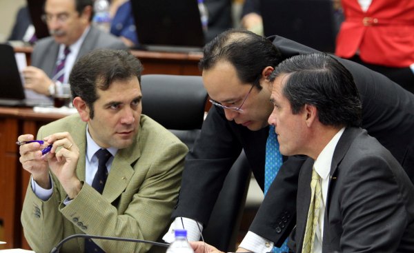 Consejero Presidente Lorenzo Córdova Vianello,  Consejero Electoral Ciro Murayama Rendón  y  el Secretario Ejecutivo Edmundo Jacobo Molina.