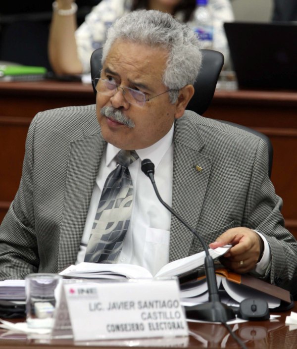 Consejero Electoral Javier Santiago Castillo.