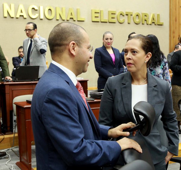 Consejera y Consejero Electorales  Adriana Favela Herrera y Roberto Ruiz Saldaña.