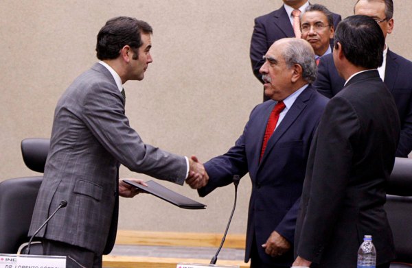 Consejero Presidente Lorenzo Córdova Vianello y el representante del Partido de la Revolución Democrática Pablo Gómez Álvarez.
