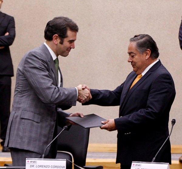 Consejero Presidente Lorenzo Córdova Vianello y el representante del Partido Movimiento Ciudadano, Juan Miguel Castro Rendón.