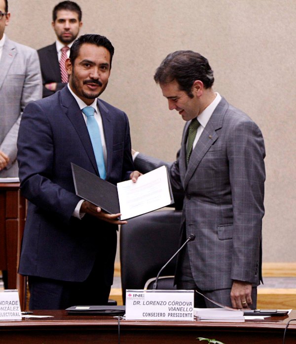 Consejero Presidente Lorenzo Córdova Vianello y el representante del Partido  Nueva Alianza, Marco Alberto Macías.