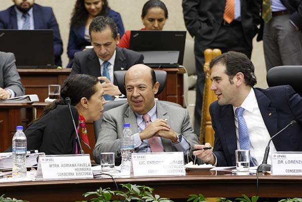 Consejera Electoral Adriana Favela Herrera, Consejero Electoral Enrique Andrade González y el  Consejero Presidente Lorenzo Córdova Vianello.