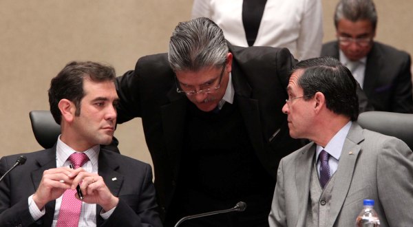Consejero Presidente Lorenzo Córdova Vianello, Consejero Electoral Arturo Sánchez Gutiérrez y el Secretario Ejecutivo Edmundo Jacobo Molina.