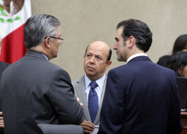 Consejeros Electorales Arturo Sánchez Gutiérrez, Enrique Andrade González y el Consejero Presidente Lorenzo Córdova Vianello.